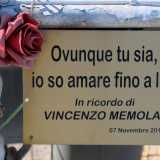 ...completata da una scritta che recita �Ovunque tu sia, io so amare fino a l�. Una frase scritta dalla moglie di Vincenzo, la quale continua a donare i fiori che decorano tutte le ghost bikes della citt�